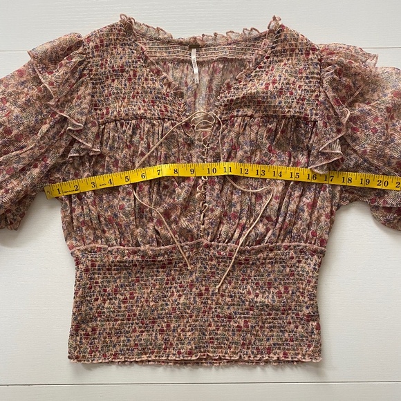 Free People Beatrice Lace Up Smocked Waist Floral Top Size Large - Picture 14 of 17